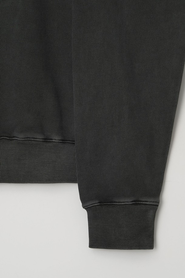 글래스고 피그먼트 워싱 오버 맨투맨은 캐주얼, 미니멀, 클래식 스타일을 아우르는 남성용 맨투맨입니다. 부드러운 면 소재에 피그먼트 워싱 기법을 더하여 자연스러운 색감과 빈티지한 느낌을 살렸습니다. 라운드넥 디자인과 긴 소매, 오버핏으로 편안한 착용감을 제공하며, 봄, 가을, 겨울 세 계절 모두 활용 가능합니다. 그레이, 블랙, 화이트, 베이지, 네이비의 5가지 다채로운 컬러 옵션으로, 베이직하면서도 개성 있는 스타일 연출에 용이합니다. 로고 또는 프린트 무늬로 포인트를 더했습니다.
