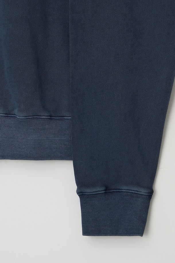 글래스고 피그먼트 워싱 오버 맨투맨은 캐주얼, 스트리트, 미니멀 스타일을 소화하는 남성분들을 위한 제품입니다. 네이비 컬러를 포함한 5가지 색상으로 출시되었으며, 봄, 가을, 겨울 세 계절 모두 착용 가능합니다. 부드러운 면 소재에 두꺼운 두께감으로 제작되어 편안한 착용감을 선사하며, 오버핏 디자인으로 트렌디한 스타일을 연출합니다. 피그먼트 워싱 기법을 사용하여 자연스러운 워싱 디테일과 빈티지한 매력을 더했습니다. 라운드넥과 긴 소매, 로고/프린트 무늬가 특징인 데일리 아이템입니다.
