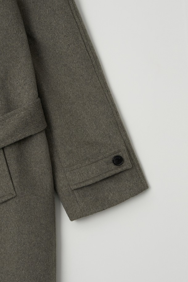 베이지와 브라운 컬러로 구성된 남성용 벨티드 울 오버핏 발마칸 코트입니다. 가을과 겨울, 두 계절에 걸쳐 활용할 수 있는 두꺼운 두께감의 롱 기장 코트로, 부드러운 촉감이 특징입니다. 클래식하고 미니멀한 스타일을 연출하며, 싱글 버튼 여밈과 벨트 디테일이 돋보입니다. 출근룩, 비즈니스 캐주얼, 모임룩 등 다양한 TPO에 시크하게 매치하기 좋습니다. 무지 디자인으로 어떤 스타일에도 쉽게 코디할 수 있습니다.
