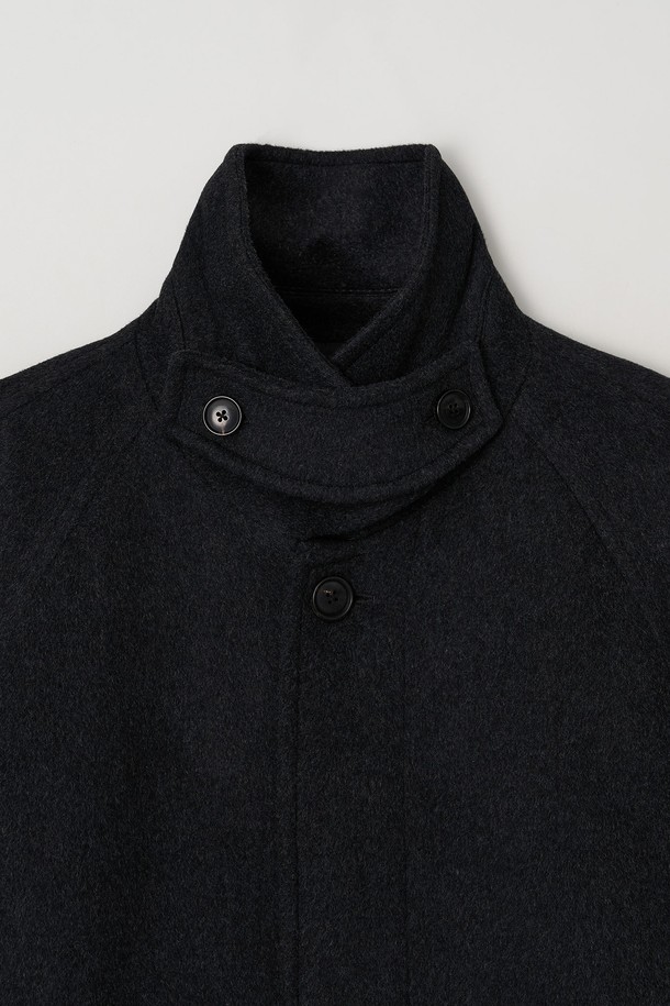 세련된 남성분들을 위한 벨티드 울 오버핏 발마칸 코트입니다. 블랙 컬러의 울 소재로 제작되어 가을, 겨울 시즌에 따뜻하고 포근하게 착용할 수 있습니다. 롱 기장과 오버핏 디자인으로 클래식하면서도 미니멀한 스타일을 연출하며, 싱글 버튼 여밈 방식과 벨티드 디테일이 특징입니다. 출근룩, 비즈니스 캐주얼, 모임룩 등 다양한 TPO에 활용 가능하며, 시크하고 세련된 스타일을 완성해 보세요.
