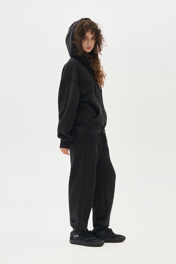 베이직 노턱 스웨트 조거 팬츠는 편안함과 스타일을 동시에 만족시키는 아이템입니다. 부드러운 면 소재로 제작되어 사계절 내내 부담 없이 착용 가능하며, 릴랙스 핏으로 활동성을 높였습니다. 무지 디자인에 블랙 컬러로 어떤 스타일에도 쉽게 매치할 수 있으며, 캐주얼, 스포티, 미니멀 스타일을 모두 소화합니다. 밴딩 처리된 허리와 조거핏으로 편안함을 더하여 피트니스룩 또는 집콕룩으로 활용하기 좋습니다. 노턱 디자인으로 깔끔한 실루엣을 연출합니다.
