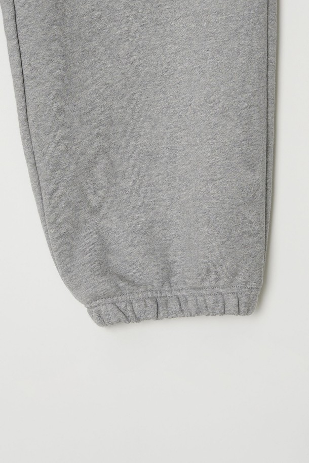 베이직 노턱 스웨트 조거 팬츠는 편안함과 스타일을 모두 갖춘 공용 의류입니다. 부드러운 면 소재로 제작되어 뛰어난 촉감을 제공하며, 릴랙스핏의 조거핏 디자인으로 편안한 착용감을 선사합니다. 밴딩 처리와 신축성 있는 소재로 활동성을 높였으며, 일상, 피트니스 등 다양한 TPO에 활용 가능합니다. 무지 디자인과 그레이 컬러로 어떤 스타일에도 쉽게 매치할 수 있으며, 캐주얼, 스포티, 미니멀 무드를 연출하기 좋습니다. 봄, 가을, 겨울 계절에 두루 활용 가능한 두꺼운 두께감의 긴바지입니다.
