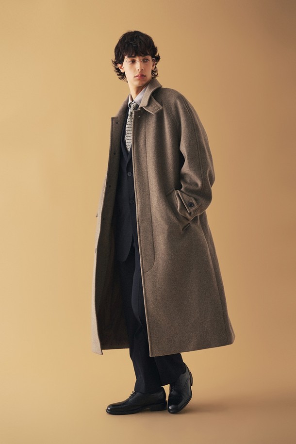 베이지와 브라운 컬러로 구성된 남성용 벨티드 울 오버핏 발마칸 코트입니다. 가을과 겨울, 두 계절에 걸쳐 활용할 수 있는 두꺼운 두께감의 롱 기장 코트로, 부드러운 촉감이 특징입니다. 클래식하고 미니멀한 스타일을 연출하며, 싱글 버튼 여밈과 벨트 디테일이 돋보입니다. 출근룩, 비즈니스 캐주얼, 모임룩 등 다양한 TPO에 시크하게 매치하기 좋습니다. 무지 디자인으로 어떤 스타일에도 쉽게 코디할 수 있습니다.
