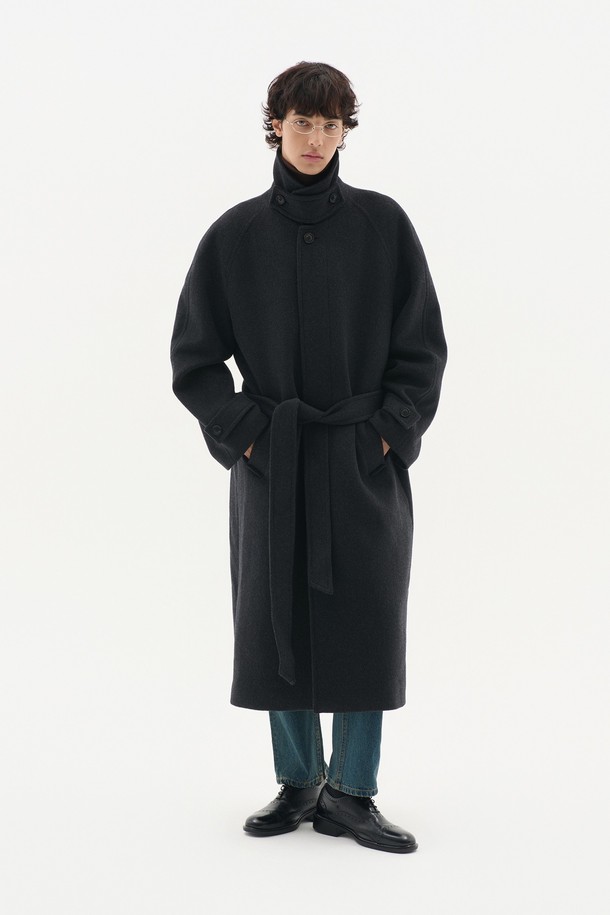 세련된 남성분들을 위한 벨티드 울 오버핏 발마칸 코트입니다. 블랙 컬러의 울 소재로 제작되어 가을, 겨울 시즌에 따뜻하고 포근하게 착용할 수 있습니다. 롱 기장과 오버핏 디자인으로 클래식하면서도 미니멀한 스타일을 연출하며, 싱글 버튼 여밈 방식과 벨티드 디테일이 특징입니다. 출근룩, 비즈니스 캐주얼, 모임룩 등 다양한 TPO에 활용 가능하며, 시크하고 세련된 스타일을 완성해 보세요.
