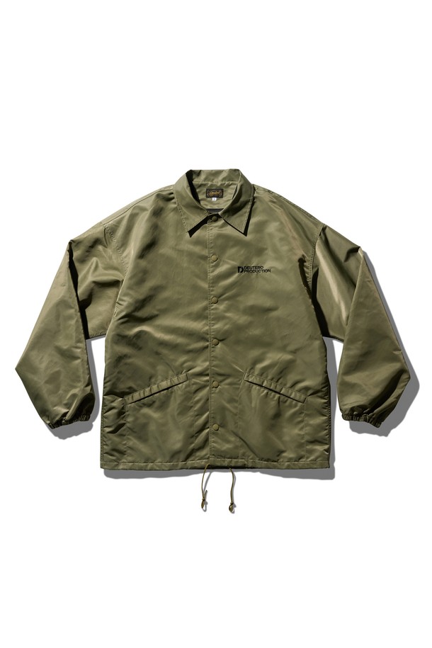 듀테로 프로덕션 재킷 라이트 올리브는 캐주얼, 미니멀, 시티보이 스타일을 아우르는 공용 재킷입니다. 봄, 가을 시즌에 적합하며, 얇은 두께감으로 가볍게 걸치기 좋습니다. 라이트 올리브 컬러의 무지 디자인에 오버핏 실루엣과 와이드한 암홀 디테일이 특징입니다. 집업 방식으로 간편하게 착용 가능하며, 긴 소매 기장으로 제작되었습니다. 베이직한 디자인으로 다양한 룩에 활용하기 좋은 아이템입니다.
