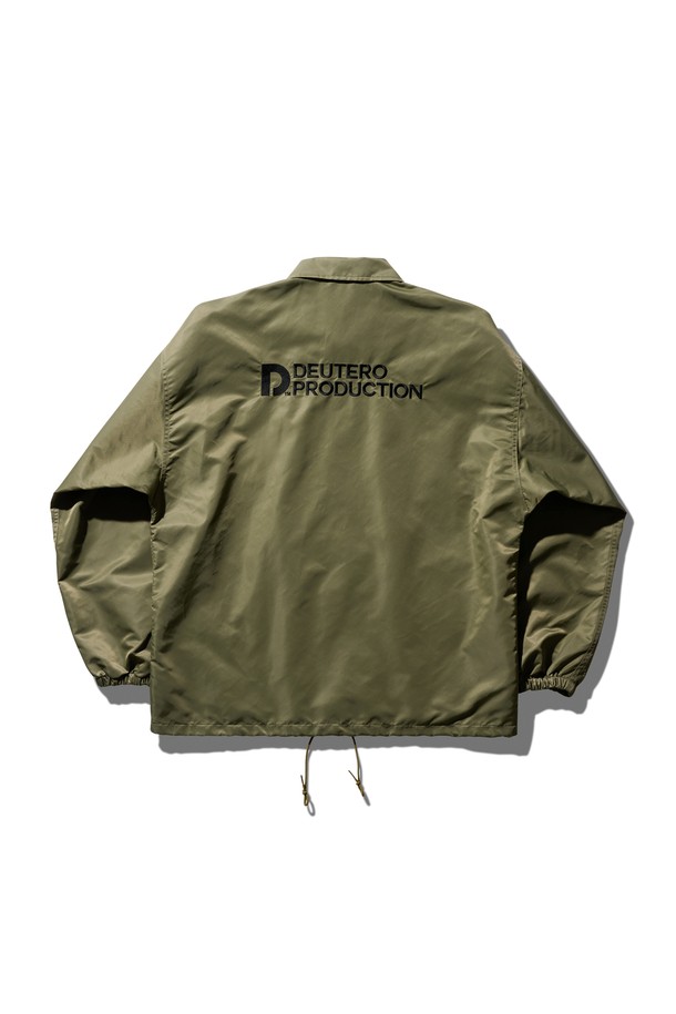 듀테로 프로덕션 재킷 라이트 올리브는 캐주얼, 미니멀, 시티보이 스타일을 아우르는 공용 재킷입니다. 봄, 가을 시즌에 적합하며, 얇은 두께감으로 가볍게 걸치기 좋습니다. 라이트 올리브 컬러의 무지 디자인에 오버핏 실루엣과 와이드한 암홀 디테일이 특징입니다. 집업 방식으로 간편하게 착용 가능하며, 긴 소매 기장으로 제작되었습니다. 베이직한 디자인으로 다양한 룩에 활용하기 좋은 아이템입니다.
