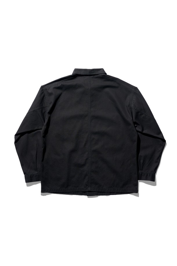 헐리우드 재킷 블랙은 데일리룩과 출근룩에 모두 활용 가능한 워크웨어 스타일의 아우터입니다. 넉넉한 릴랙스 핏과 루즈핏으로 편안한 착용감을 선사하며, 봄, 가을 간절기에 적합합니다. 하이덴시티 트윌 원단에 워싱 가공 처리를 더하여 빈티지한 멋을 살렸습니다. 클래식하고 미니멀한 무드를 연출하며, 버튼 여밈 방식과 긴 소매 기장으로 디자인되었습니다. 면 소재로 제작되어 부드러운 촉감을 느낄 수 있습니다.
