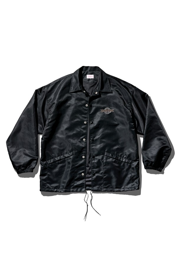 하드 워커스 클럽 재킷 블랙은 캐주얼, 스트리트, 미니멀 스타일을 즐기는 당신에게 완벽한 아이템입니다. 봄, 가을 간절기에 활용하기 좋은 얇은 두께의 나일론 소재로 제작되어 부드러운 촉감을 선사합니다. 오버핏 실루엣과 레귤러 기장으로 편안한 착용감을 제공하며, 무지 디자인과 블랙 컬러는 어떤 스타일에도 쉽게 매치됩니다. 여행이나 캠핑과 같은 TPO에도 적합하며 빈티지한 감성을 더해줍니다. 스냅 버튼으로 간편하게 여밀 수 있는 긴 소매 코치 재킷입니다.
