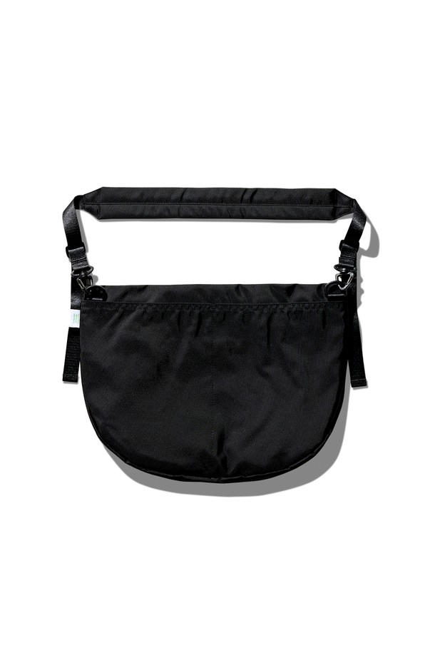 퍼스트 트래블러 코듀라 백 블랙은 여행룩, 캐주얼, 미니멀, 시티보이 스타일에 어울리는 남성용 메신저백입니다. 튼튼한 코듀라 소재의 미디엄 사이즈 사각 가방으로, 무지 디자인에 버클 디테일이 돋보입니다. 지퍼형 잠금 방식과 조절 가능한 스트랩으로 편의성을 높였으며, 크로스백 또는 숄더백으로 활용 가능합니다. 여행 및 일상에서 모두 유용하게 사용할 수 있는 실용적인 가방입니다.
