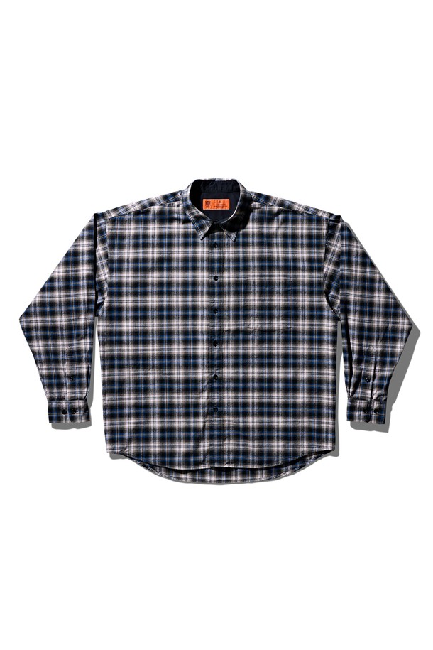 빈티지 체크 셔츠 버전2 블랙 블루는 남성 고객을 위한 캐주얼하고 빈티지한 스타일의 셔츠입니다. 블랙과 블루 두 가지 색상으로 출시되어 다양한 코디에 활용하기 좋습니다. 봄, 가을에 어울리는 긴소매 오버핏 디자인으로, 박시한 실루엣이 특징입니다. 체크 패턴으로 포인트를 더했으며, 라운드넥으로 편안하게 착용할 수 있습니다. 일상룩에 개성을 더하고 싶은 남성분들께 추천합니다.
