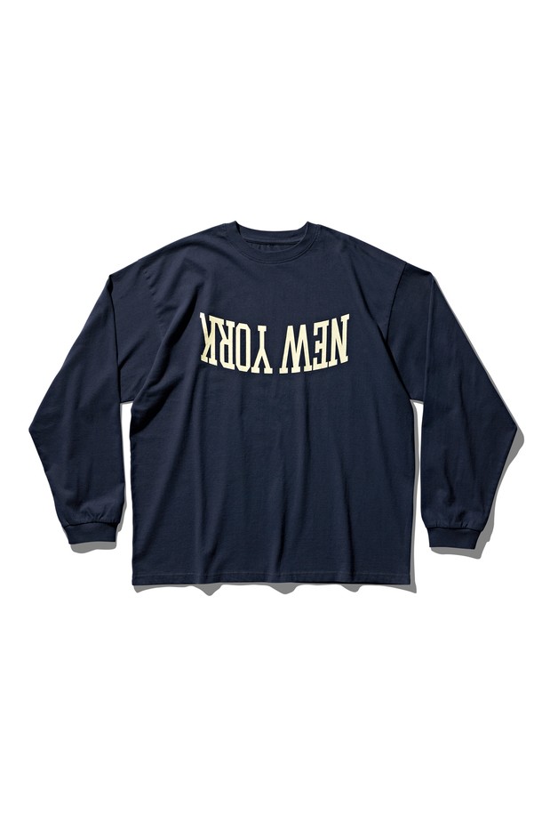 90년대 뉴욕 스타일을 담은 네이비 컬러의 롱슬리브 티셔츠입니다. 면 소재로 제작되어 부드러운 촉감을 선사하며, 봄, 가을 시즌에 활용하기 좋습니다. 라운드넥에 오버핏으로 디자인되어 캐주얼, 스트릿 스타일을 연출하기 용이합니다. 티셔츠 전면에 로고 패턴이 들어가 90년대 뉴욕 스타일을 강조합니다. 데일리룩에 포인트 아이템으로 활용하여 개성 있는 스타일을 완성해보세요.
