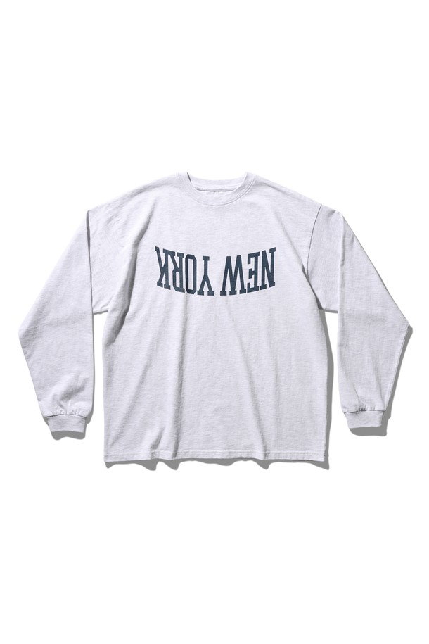 90년대 뉴욕 스타일을 담은 롱슬리브 티셔츠입니다. 멜란지 그레이 컬러에 캐주얼하고 스트릿한 무드를 더해 다양한 스타일 연출에 활용하기 좋습니다. 면 소재로 제작되어 봄, 가을 시즌에 편안하게 착용 가능하며, 레귤러핏으로 제작되어 부담 없이 즐길 수 있습니다. 라운드넥 디자인과 긴 소매 기장으로 기본적인 디자인에 충실하며, 로고 패턴으로 포인트를 더했습니다. 90년대 뉴욕 감성을 담아낸 디자인으로, 미니멀한 스타일을 즐기는 분들께도 추천합니다.
