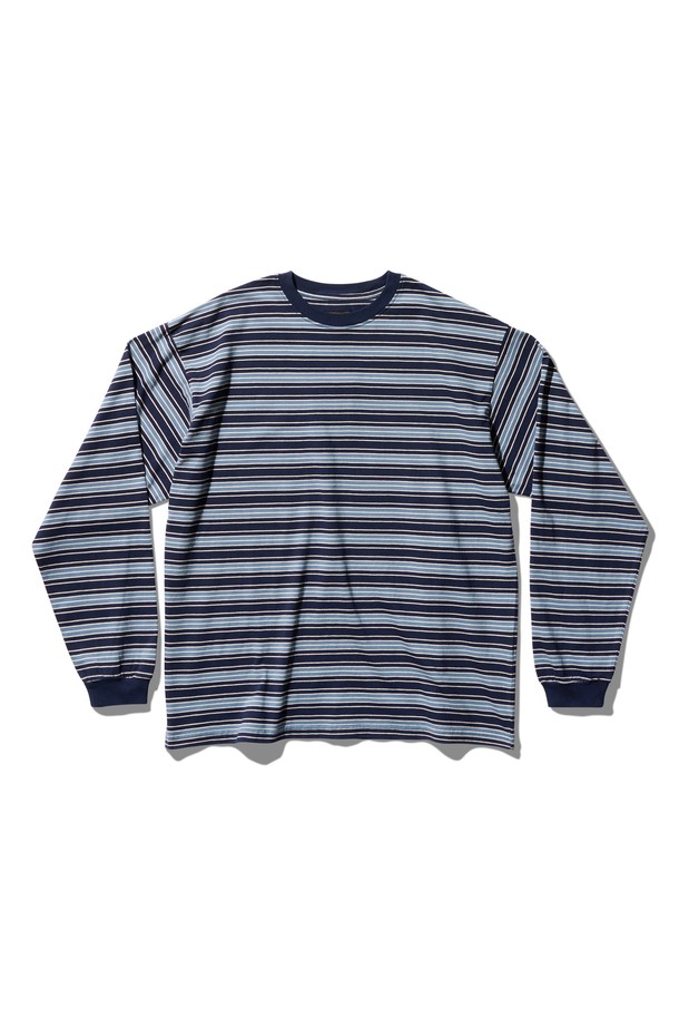 레오 빈티지 스트라이프 긴팔 티셔츠 네이비는 봄, 가을에 어울리는 캐주얼하고 빈티지한 스타일의 긴팔 티셔츠입니다. 부드러운 면 소재로 제작되어 편안한 착용감을 선사하며, 레귤러핏으로 제작되어 부담 없이 착용하기 좋습니다. 네이비 컬러 바탕에 스트라이프 패턴이 더해져 클래식하면서도 미니멀한 무드를 연출합니다. 라운드넥 디자인으로 다양한 스타일링에 활용하기 좋고, 일상복으로 활용하기에 적합합니다.
