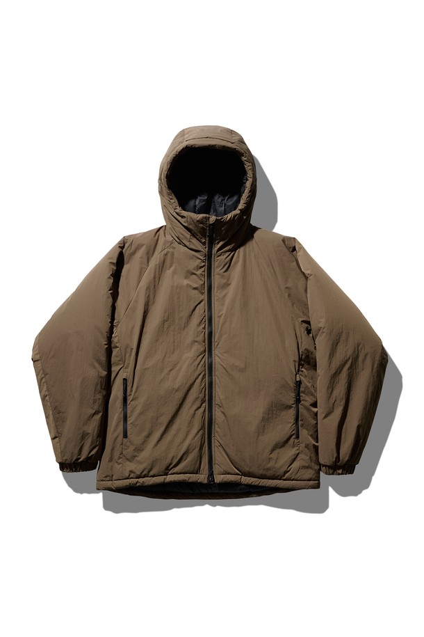 ECWCS 파카 스모키 브라운은 남성용 아우터 파카입니다. 스모키 브라운 컬러의 무지 디자인으로, 넉넉한 오버핏과 두꺼운 두께감으로 겨울철 보온성을 높였습니다. 나일론 소재로 제작되어 방수 기능을 갖췄으며, 후드 디테일과 집업 여밈 방식으로 편안함을 더했습니다. 출근룩, 여행룩 등 다양한 TPO에 캐주얼, 미니멀, 워크웨어 스타일로 활용하기 좋습니다.
