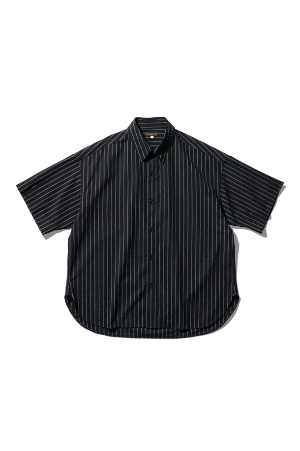 죠니 반팔 셔츠 블랙은 90년대 빈티지 무드를 재현한 남성용 셔츠입니다. 시어서커 원단을 사용하여 여름에도 시원하게 착용할 수 있으며, 캐주얼하고 레트로한 스타일을 연출합니다. 박시핏과 차이나칼라 디자인이 편안한 착용감을 선사하며, 라운드 밑단과 삼각 무 디테일이 돋보입니다. 블랙 컬러에 스트라이프 패턴으로 포인트를 더했으며, 트리플 스티치 공법으로 내구성을 높였습니다. 
