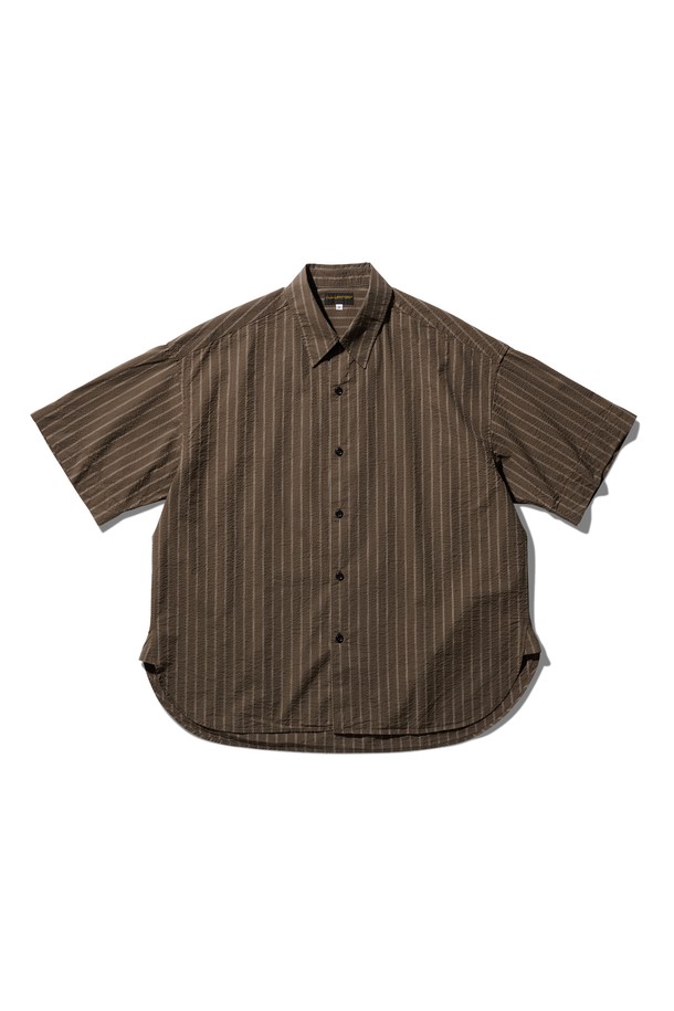 죠니 반팔 셔츠 미들 브라운은 90년대 빈티지 스타일을 현대적으로 재해석한 남성용 셔츠입니다. 부드러운 촉감의 면 시어서커 소재에 스트라이프 패턴으로 포인트를 주어 캐주얼하면서도 레트로한 무드를 연출합니다. 릴랙스핏과 박시핏의 편안한 착용감과 셔츠 칼라 디자인이 특징이며, 얇은 두께감으로 봄, 여름 시즌에 시원하게 착용할 수 있습니다. 트리플 스티치 공법, 삼각무 스티칭, 라운드 밑단, 빈티지 워싱 가공 등 섬세한 디테일이 돋보이는 제품입니다. 데일리룩에 클래식한 멋을 더해보세요.
