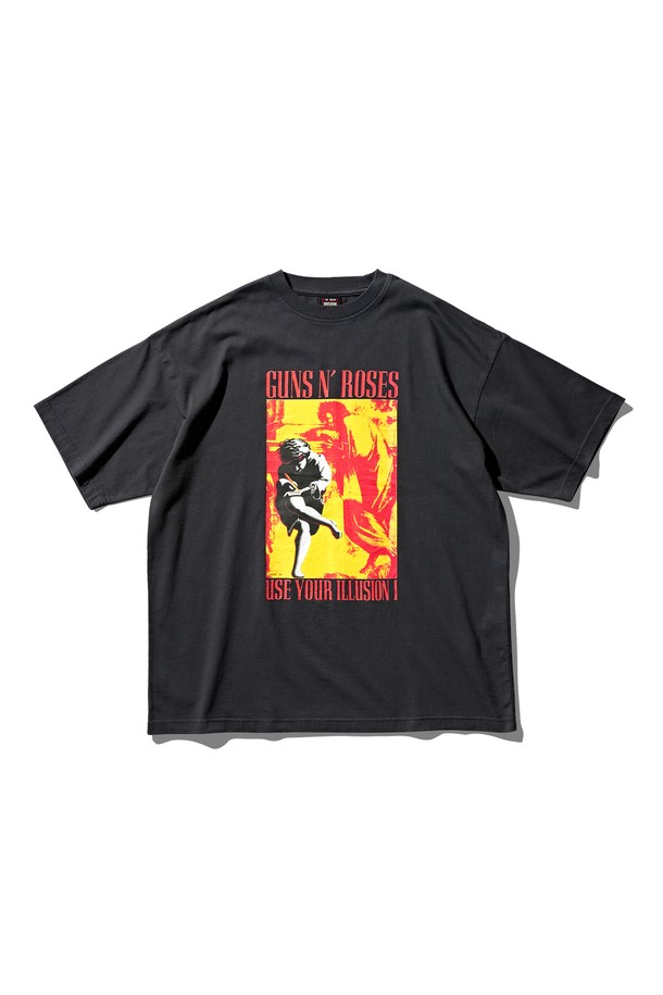 건즈 앤 로지즈(Guns N' Roses)의 빈티지 블랙 티셔츠입니다. 면 소재로 제작되어 부드러운 촉감을 선사하며, 봄, 여름, 가을 3계절 모두 착용하기 좋습니다. 라운드넥에 박시핏으로 편안한 착용감을 제공하며, 일상 속 캐주얼 스타일과 스트리트 패션을 연출하기 좋습니다. 건즈 앤 로지즈 공식 라이센스 제품으로, 날염과 디지털 프린팅 기법이 혼합되어 밴드 로고와 프린팅 무늬를 생생하게 표현했습니다.
