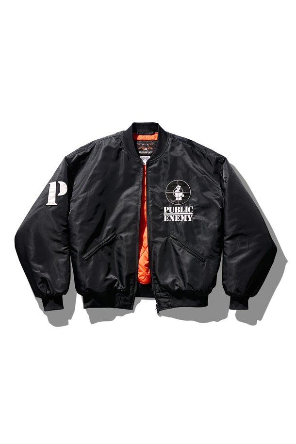 퍼블릭 에너미 재킷 블랙은 스트릿 스타일과 캐주얼 스타일을 모두 아우르는 오버핏 자켓입니다. 봄, 가을, 겨울 세 계절 모두 착용 가능하며, 지퍼형 여밈 방식으로 간편하게 입고 벗을 수 있습니다. 뻣뻣한 촉감의 나일론 소재와 두꺼운 두께감으로 제작되어 보온성을 높였습니다. 퀼팅 안감과 자수 디테일이 돋보이며, 로고 패턴으로 포인트를 더했습니다. 밀리터리 무드를 더하여 개성 있는 스타일을 연출해보세요.
