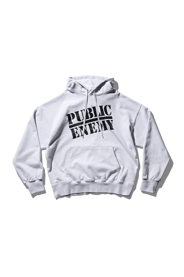 퍼블릭 에너미 공식 라이센스 제품, "퍼블릭 에너미 후디 1% 화이트 멜란지 그레이"입니다. 일상과 캠핑룩에 잘 어울리는 오버핏, 박시핏 후드티로, 봄, 가을, 겨울 모두 착용 가능합니다. 부드러운 촉감의 일신방직 코마사 면 원단을 사용하고, 크랙 데미지 워싱 가공으로 빈티지한 멋을 더했습니다. 전면에 로고 프린트가 돋보이며, 정품 인증 홀로그램이 부착되어 있습니다. 두꺼운 두께감으로 따뜻하게 착용할 수 있는 긴소매 후디입니다.
