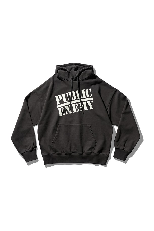 퍼블릭 에너미 후디 빈티지 블랙은 스트릿 스타일과 캐주얼 스타일을 모두 아우르는 공용 후드티입니다. 봄, 가을, 겨울 세 계절 모두 착용 가능하며, 레귤러 기장의 오버핏으로 편안한 착용감을 선사합니다. 면 소재의 두꺼운 원단으로 제작되어 부드러운 촉감을 자랑하며, 크랙 데미지 워싱 가공으로 빈티지한 매력을 더했습니다. 퍼블릭 에너미 로고 프린트가 돋보이며, 일신방직 코마사 원단을 사용하여 내구성을 높이고 수축률을 최소화했습니다. 캠핑룩, 집콕룩 등 다양한 TPO에 활용하기 좋은 프리미엄 라인 후디입니다.
