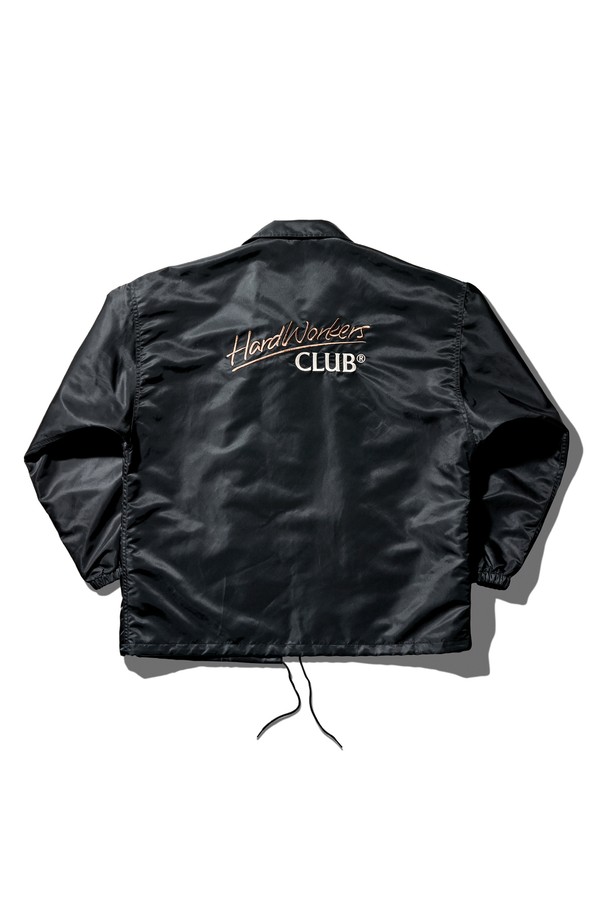 하드 워커스 클럽 재킷 블랙은 캐주얼, 스트리트, 미니멀 스타일을 즐기는 당신에게 완벽한 아이템입니다. 봄, 가을 간절기에 활용하기 좋은 얇은 두께의 나일론 소재로 제작되어 부드러운 촉감을 선사합니다. 오버핏 실루엣과 레귤러 기장으로 편안한 착용감을 제공하며, 무지 디자인과 블랙 컬러는 어떤 스타일에도 쉽게 매치됩니다. 여행이나 캠핑과 같은 TPO에도 적합하며 빈티지한 감성을 더해줍니다. 스냅 버튼으로 간편하게 여밀 수 있는 긴 소매 코치 재킷입니다.
