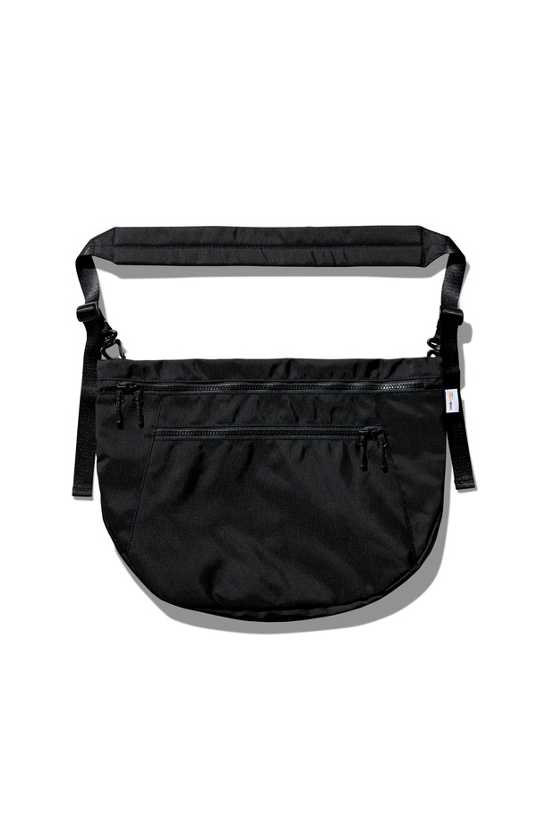 퍼스트 트래블러 코듀라 백 블랙은 여행룩, 캐주얼, 미니멀, 시티보이 스타일에 어울리는 남성용 메신저백입니다. 튼튼한 코듀라 소재의 미디엄 사이즈 사각 가방으로, 무지 디자인에 버클 디테일이 돋보입니다. 지퍼형 잠금 방식과 조절 가능한 스트랩으로 편의성을 높였으며, 크로스백 또는 숄더백으로 활용 가능합니다. 여행 및 일상에서 모두 유용하게 사용할 수 있는 실용적인 가방입니다.
