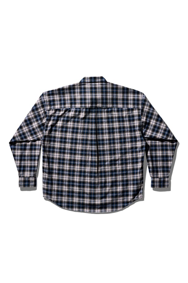 빈티지 체크 셔츠 버전2 블랙 블루는 남성 고객을 위한 캐주얼하고 빈티지한 스타일의 셔츠입니다. 블랙과 블루 두 가지 색상으로 출시되어 다양한 코디에 활용하기 좋습니다. 봄, 가을에 어울리는 긴소매 오버핏 디자인으로, 박시한 실루엣이 특징입니다. 체크 패턴으로 포인트를 더했으며, 라운드넥으로 편안하게 착용할 수 있습니다. 일상룩에 개성을 더하고 싶은 남성분들께 추천합니다.
