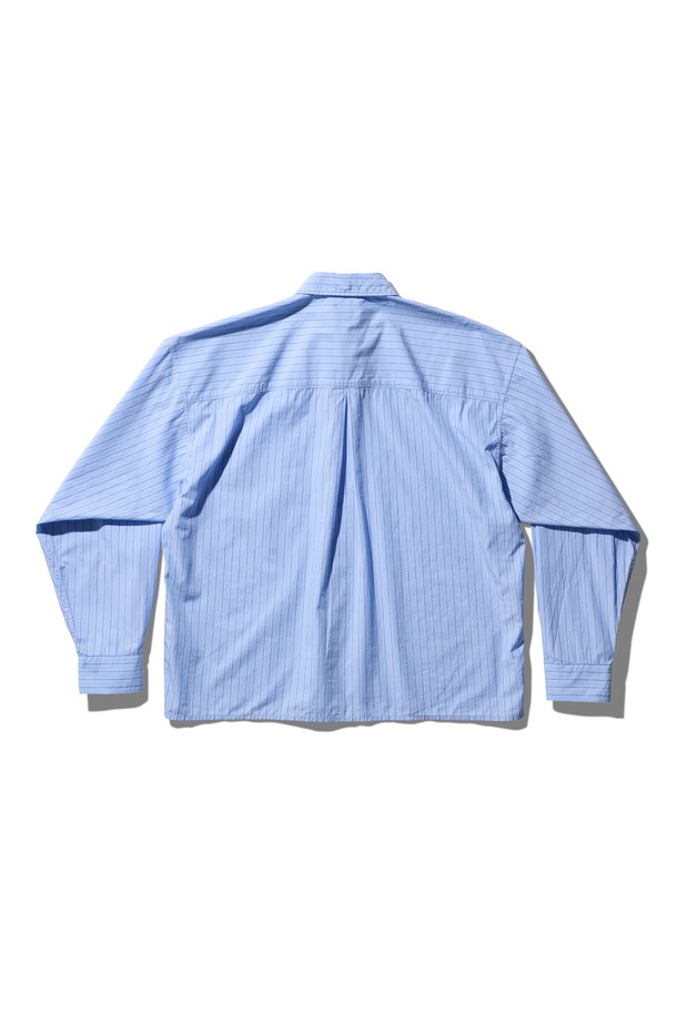 **햄 스트레이트 셔츠 스카이 블루**

하늘색 컬러의 햄 스트레이트 셔츠입니다. 봄, 여름에 착용하기 좋은 얇은 두께감의 긴소매 셔츠로, 베이직하고 캐주얼한 스타일을 연출합니다. 밑단 컷오프 디테일이 돋보이며, 스트레이트 핏으로 편안하게 착용할 수 있습니다. 일상복으로 활용하기 좋은 무지 셔츠로, 미니멀한 스타일을 선호하는 분들께 추천합니다. 공용으로 착용 가능합니다.
