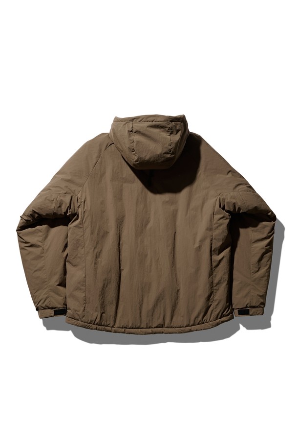 ECWCS 파카 스모키 브라운은 남성용 아우터 파카입니다. 스모키 브라운 컬러의 무지 디자인으로, 넉넉한 오버핏과 두꺼운 두께감으로 겨울철 보온성을 높였습니다. 나일론 소재로 제작되어 방수 기능을 갖췄으며, 후드 디테일과 집업 여밈 방식으로 편안함을 더했습니다. 출근룩, 여행룩 등 다양한 TPO에 캐주얼, 미니멀, 워크웨어 스타일로 활용하기 좋습니다.
