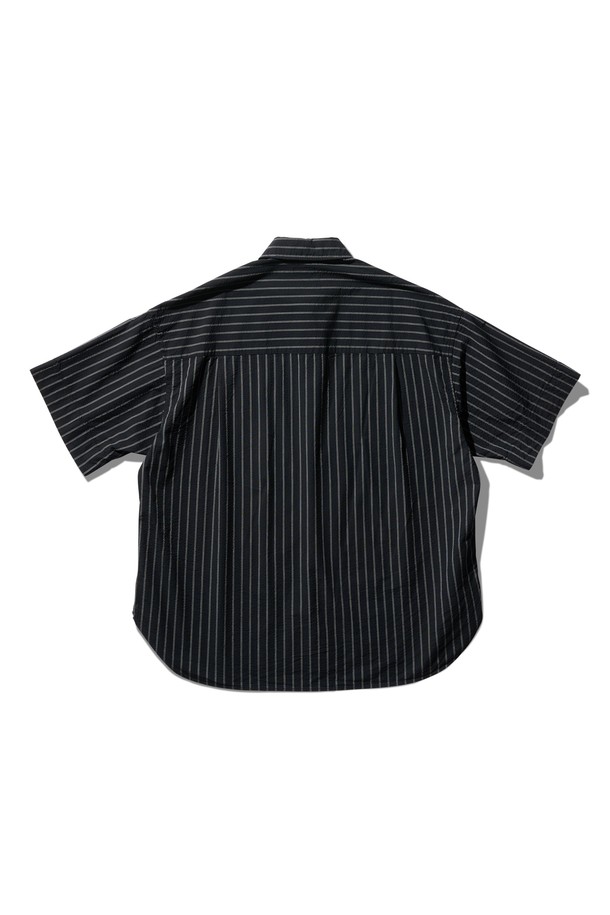 죠니 반팔 셔츠 블랙은 90년대 빈티지 무드를 재현한 남성용 셔츠입니다. 시어서커 원단을 사용하여 여름에도 시원하게 착용할 수 있으며, 캐주얼하고 레트로한 스타일을 연출합니다. 박시핏과 차이나칼라 디자인이 편안한 착용감을 선사하며, 라운드 밑단과 삼각 무 디테일이 돋보입니다. 블랙 컬러에 스트라이프 패턴으로 포인트를 더했으며, 트리플 스티치 공법으로 내구성을 높였습니다. 
