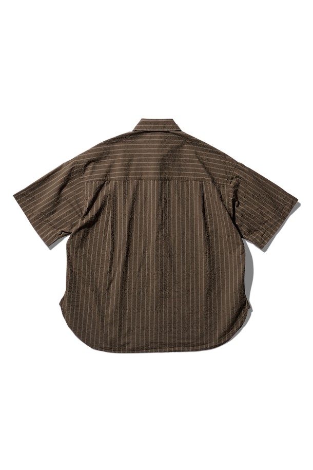 죠니 반팔 셔츠 미들 브라운은 90년대 빈티지 스타일을 현대적으로 재해석한 남성용 셔츠입니다. 부드러운 촉감의 면 시어서커 소재에 스트라이프 패턴으로 포인트를 주어 캐주얼하면서도 레트로한 무드를 연출합니다. 릴랙스핏과 박시핏의 편안한 착용감과 셔츠 칼라 디자인이 특징이며, 얇은 두께감으로 봄, 여름 시즌에 시원하게 착용할 수 있습니다. 트리플 스티치 공법, 삼각무 스티칭, 라운드 밑단, 빈티지 워싱 가공 등 섬세한 디테일이 돋보이는 제품입니다. 데일리룩에 클래식한 멋을 더해보세요.
