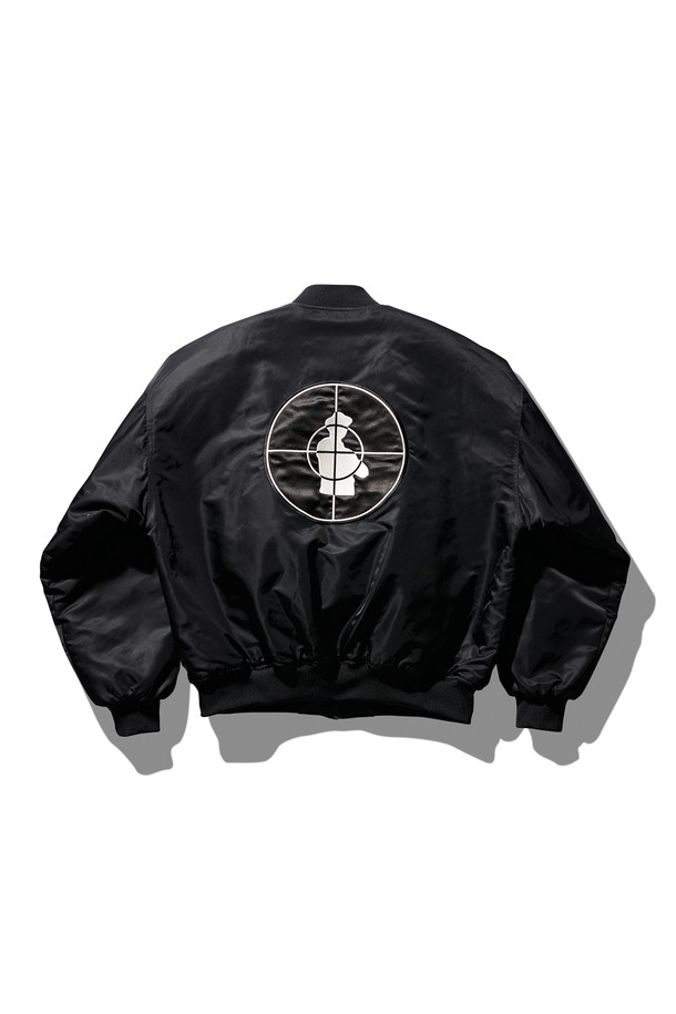 퍼블릭 에너미 재킷 블랙은 스트릿 스타일과 캐주얼 스타일을 모두 아우르는 오버핏 자켓입니다. 봄, 가을, 겨울 세 계절 모두 착용 가능하며, 지퍼형 여밈 방식으로 간편하게 입고 벗을 수 있습니다. 뻣뻣한 촉감의 나일론 소재와 두꺼운 두께감으로 제작되어 보온성을 높였습니다. 퀼팅 안감과 자수 디테일이 돋보이며, 로고 패턴으로 포인트를 더했습니다. 밀리터리 무드를 더하여 개성 있는 스타일을 연출해보세요.
