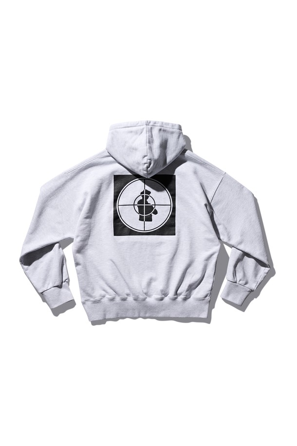 퍼블릭 에너미 공식 라이센스 제품, "퍼블릭 에너미 후디 1% 화이트 멜란지 그레이"입니다. 일상과 캠핑룩에 잘 어울리는 오버핏, 박시핏 후드티로, 봄, 가을, 겨울 모두 착용 가능합니다. 부드러운 촉감의 일신방직 코마사 면 원단을 사용하고, 크랙 데미지 워싱 가공으로 빈티지한 멋을 더했습니다. 전면에 로고 프린트가 돋보이며, 정품 인증 홀로그램이 부착되어 있습니다. 두꺼운 두께감으로 따뜻하게 착용할 수 있는 긴소매 후디입니다.
