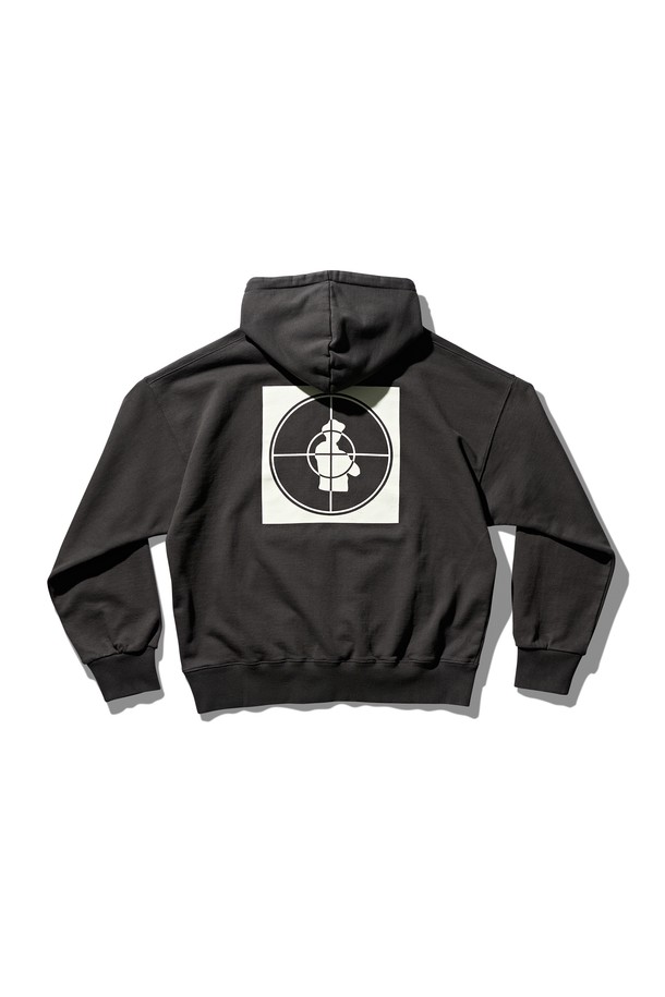 퍼블릭 에너미 후디 빈티지 블랙은 스트릿 스타일과 캐주얼 스타일을 모두 아우르는 공용 후드티입니다. 봄, 가을, 겨울 세 계절 모두 착용 가능하며, 레귤러 기장의 오버핏으로 편안한 착용감을 선사합니다. 면 소재의 두꺼운 원단으로 제작되어 부드러운 촉감을 자랑하며, 크랙 데미지 워싱 가공으로 빈티지한 매력을 더했습니다. 퍼블릭 에너미 로고 프린트가 돋보이며, 일신방직 코마사 원단을 사용하여 내구성을 높이고 수축률을 최소화했습니다. 캠핑룩, 집콕룩 등 다양한 TPO에 활용하기 좋은 프리미엄 라인 후디입니다.
