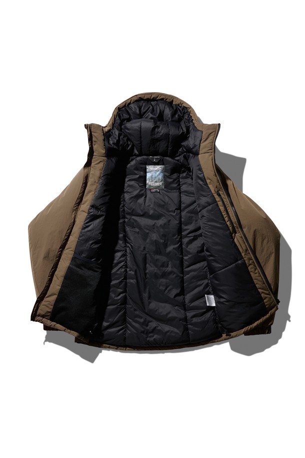 ECWCS 파카 스모키 브라운은 남성용 아우터 파카입니다. 스모키 브라운 컬러의 무지 디자인으로, 넉넉한 오버핏과 두꺼운 두께감으로 겨울철 보온성을 높였습니다. 나일론 소재로 제작되어 방수 기능을 갖췄으며, 후드 디테일과 집업 여밈 방식으로 편안함을 더했습니다. 출근룩, 여행룩 등 다양한 TPO에 캐주얼, 미니멀, 워크웨어 스타일로 활용하기 좋습니다.
