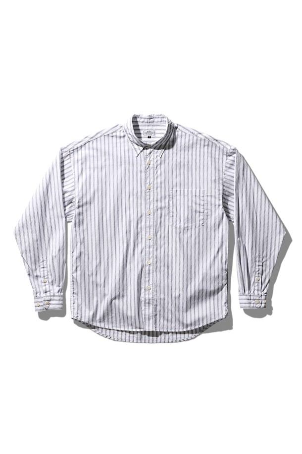 "하이 카운트 브로드 클로스 스트라이프 셔츠 화이트"는 봄, 여름, 가을에 어울리는 남녀 공용 셔츠입니다. 부드러운 촉감의 면 소재에 얇은 두께감으로 제작되어 편안한 착용감을 선사합니다. 베이직하고 캐주얼한 스타일의 오버핏 디자인으로, 긴 소매와 스트라이프 패턴이 특징입니다. 라운드넥으로 디자인되어 캐주얼, 미니멀, 클래식 스타일을 연출하기 좋습니다. 일상복으로 활용하기 좋은 아이템입니다.
