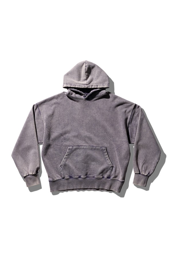 크레이지 워싱 후디 퍼플 블루는 캐주얼과 스트리트 스타일을 모두 만족시키는 공용 후드티셔츠입니다. 봄, 가을, 겨울 세 계절 모두 착용 가능하며, 독특한 크레이지 워싱 처리로 빈티지한 매력을 더했습니다. 면 소재로 제작되어 편안한 착용감을 선사하며, 오버핏 실루엣과 와이드한 암홀 디자인으로 트렌디한 핏을 연출합니다. 퍼플과 블루 컬러의 조화가 돋보이며, 크롭 기장과 긴 소매가 특징입니다. 두꺼운 두께감으로 따뜻함을 유지하며, 개성 있는 스타일을 완성할 수 있습니다.
