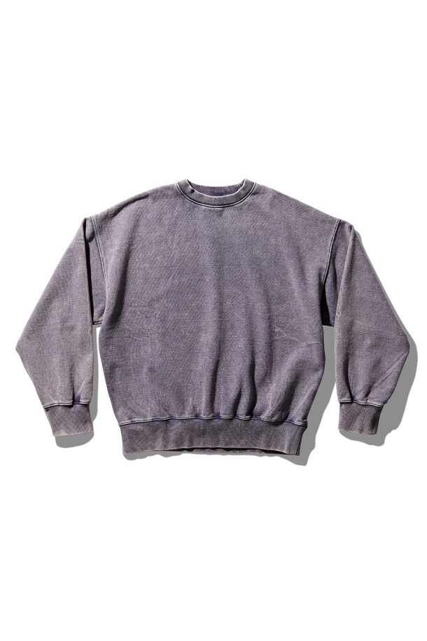 "크레이지 워싱 스웨트 셔츠 퍼플 블루"는 남녀 모두 착용 가능한 오버핏과 박시핏의 스웨트셔츠입니다. 봄, 가을, 겨울 계절에 적합하며, 캐주얼 및 스트릿 스타일을 연출하기 좋습니다. 라운드넥에 긴 소매 기장, 두꺼운 두께감으로 제작되었으며, 워싱 처리된 면 소재로 편안한 착용감을 선사합니다. 암홀과 어깨가 넓게 디자인되어 활동성을 높였으며, 산책룩이나 캠핑룩, 미니멀 스타일에도 잘 어울립니다. 개체별 워싱의 차이가 있어 유니크한 매력을 더합니다.
