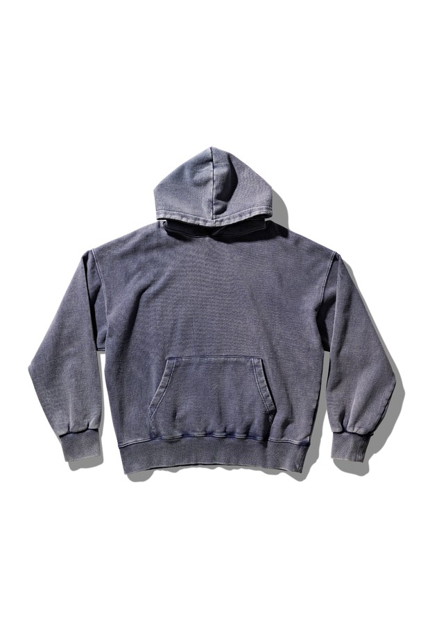 크레이지 워싱 후디 네이비 블루는 캐주얼, 스트리트, 미니멀 스타일을 즐겨 입는 분들을 위한 오버핏 후디입니다. 봄, 가을, 겨울 모두 착용 가능하며, 캠핑룩과 산책룩에 잘 어울립니다. 두꺼운 두께감의 면 소재로 제작되었으며, 크레이지 워싱 가공을 통해 독특한 질감을 더했습니다. 와이드한 암홀과 크롭 기장으로 트렌디한 핏을 연출하며, 네이비 블루 컬러가 세련된 분위기를 자아냅니다.
