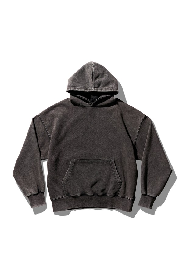 크레이지 워싱 후디 차콜 블랙은 빈티지 무드를 강조한 오버핏 후디입니다. 봄, 가을, 겨울, 세 계절에 걸쳐 활용 가능하며, 일상 속에서 캐주얼하고 스트리트 스타일을 연출하기 좋습니다. 면 소재로 제작되어 부드러운 촉감을 선사하며, 두꺼운 두께감으로 따뜻하게 착용할 수 있습니다. 빈티지 워싱 가공을 통해 자연스러운 에이징 효과와 의도적인 데미지 및 변색 디테일이 돋보이며, 개별 제품마다 독특한 워싱 패턴을 지녀 소장 가치를 높입니다. 캠핑룩, 집콕룩 등 다양한 TPO에 활용 가능하며, 한정 수량으로 제작되어 특별함을 더합니다.
