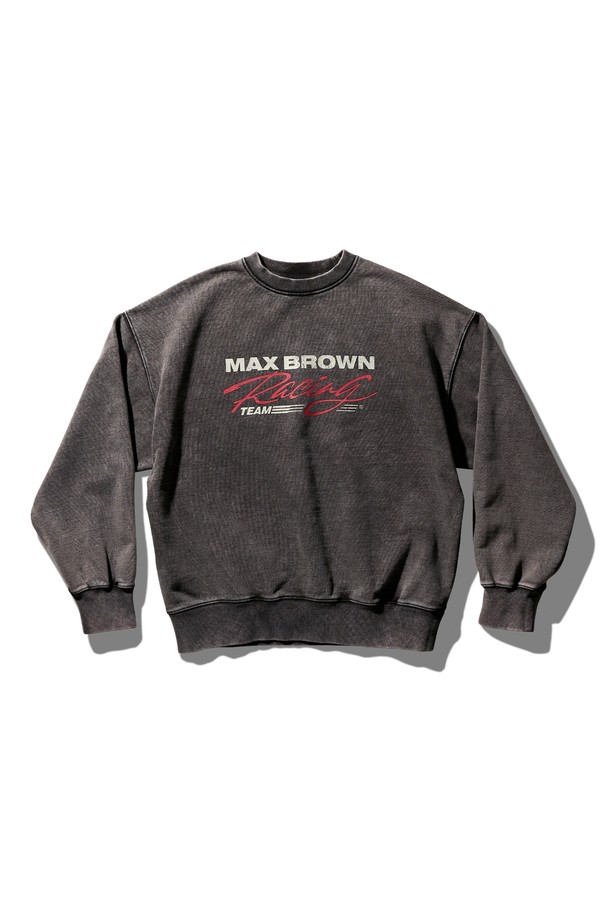 크레이지 워싱 맥스 브라운 스웨트 셔츠 차콜 블랙은 캐주얼 및 스트릿 스타일을 즐기는 분들을 위한 오버핏 스웨트셔츠입니다. 가을, 겨울 시즌에 어울리는 두꺼운 두께감과 긴 소매 기장으로 제작되었습니다. 면 소재를 사용하여 부드러운 착용감을 선사하며, 불규칙한 워싱 효과가 돋보이는 디자인입니다. 라운드넥과 와이드한 암홀 디테일이 편안하고 개성 있는 핏을 연출합니다. 차콜과 블랙 두 가지 색상으로 만나보세요.
