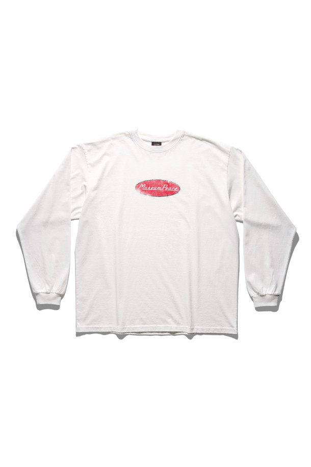 뮤지엄피스 롱 슬리브 티셔츠 오프 화이트는 베이직한 스타일의 면 소재 티셔츠입니다. 봄, 가을에 적합하며, 레귤러핏과 라운드넥 디자인으로 편안한 착용감을 선사합니다. 긴 소매 기장으로 간절기에 활용하기 좋으며, 무지 디자인으로 다양한 룩에 매치하기 용이합니다. 미니멀, 클래식, 캐주얼 스타일을 즐겨 입는 분들께 추천합니다. 뮤지엄피스만의 감성을 담아낸, 데일리 티셔츠입니다.
