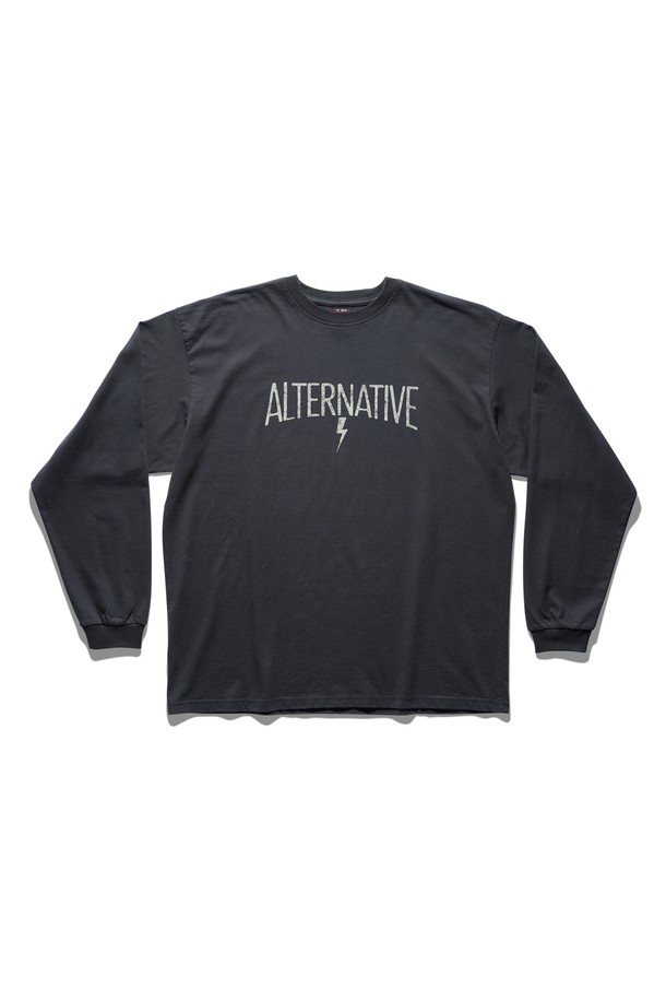 얼터너티브 롱 슬리브 티셔츠 빈티지 블랙은 남녀 공용으로 착용 가능한 베이직 티셔츠입니다. 부드러운 면 소재로 제작되어 편안한 착용감을 선사하며, 봄, 가을에 적합합니다. 라운드넥에 긴 소매, 오버핏 디자인으로 캐주얼, 스트리트, 미니멀 스타일을 연출하기 좋습니다. 빈티지 블랙 컬러의 무지 디자인으로 다양한 룩에 활용하기 용이합니다.
