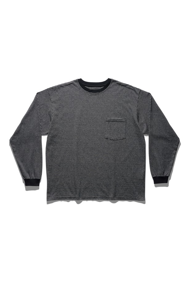 타나베 롱 슬리브 포켓 티셔츠 블랙은 베이직하고 캐주얼한 스타일을 연출하는 데 적합한 공용 티셔츠입니다. 봄, 가을, 겨울 세 계절 모두 활용 가능하며, 레귤러 핏에 라운드넥 디자인으로 편안한 착용감을 선사합니다. 부드러운 면 소재로 제작되어 촉감이 뛰어나며, 소매는 긴 기장입니다. 가슴 부분 포켓 디테일이 돋보이며, 미니멀하고 클래식한 스타일을 선호하는 분들께 추천합니다.
