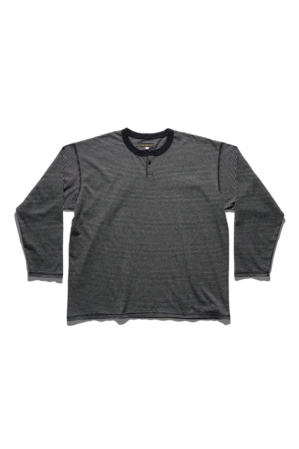 타나베 헨리넥 롱 슬리브 티셔츠 블랙은 일상에서 편안하게 착용하기 좋은 남녀 공용 티셔츠입니다. 부드러운 면 소재로 제작되어 봄, 가을 간절기에 적합하며, 레귤러 핏으로 제작되어 편안한 착용감을 선사합니다. 헨리넥 디자인과 무지 패턴은 베이직하면서도 캐주얼한 스타일을 연출하며, 다양한 하의와 쉽게 매치할 수 있습니다. 블랙 색상으로 어떤 스타일에도 잘 어울리며, S, M, L, XL 사이즈로 폭넓은 선택이 가능합니다. 미니멀, 클래식 스타일을 즐겨 입는 분들께 추천합니다.
