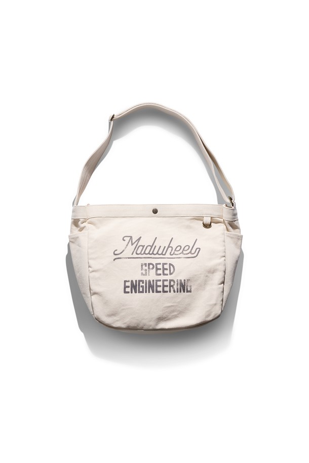 매드휠(Mad Wheel) 모터 백 오프 화이트는 캐주얼과 스트리트 스타일을 즐기는 남성을 위한 크로스백입니다. 오프화이트 컬러의 원통형 디자인에 매드휠 브랜드 로고와 엔지니어링 텍스트 프린트가 돋보입니다. 미디엄 사이즈로, 숄더백과 크로스백 두 가지 형태로 활용 가능하며, 지퍼형 잠금 방식으로 내용물을 안전하게 보관할 수 있습니다. 조절 가능한 스트랩으로 편안한 착용감을 제공하여 일상에서 유용하게 사용하기 좋습니다.
