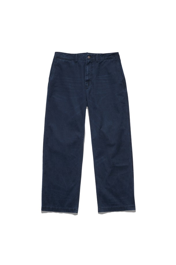 데미지 워싱 디테일이 돋보이는 남성용 치노 팬츠입니다. 로얄 네이비 컬러로, 캐주얼 및 베이직 스타일을 연출하기 좋습니다. 면 소재로 제작되어 봄, 여름, 가을 얇고 편안하게 착용할 수 있습니다. 레귤러핏으로 제작되어 편안한 착용감을 선사하며, 데미지 워싱 디테일이 빈티지한 멋을 더합니다. 일상생활에서 폭넓게 활용하기 좋은 아이템입니다.
