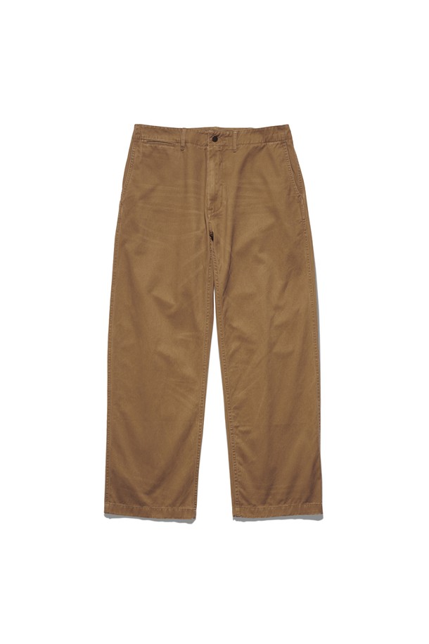 데미지 워싱 치노 팬츠 미들 베이지는 남성용 바지로, 봄, 여름, 가을에 착용하기 좋은 긴 기장의 치노팬츠입니다. 면 소재로 제작되어 편안한 착용감을 선사하며, 레귤러핏으로 제작되어 캐주얼하고 베이직한 스타일을 연출합니다. 은은한 데미지 워싱 디테일이 돋보이며, 출근룩이나 비즈니스 캐주얼, 캐주얼, 미니멀, 클래식 스타일링에 활용하기 좋습니다. 미들 베이지 컬러는 다양한 상의와 쉽게 매치되어 활용도가 높습니다.
