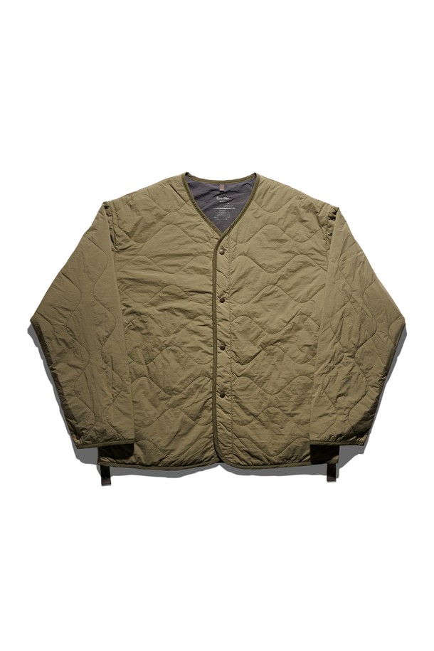 "리버시블 라이너 재킷" 올리브 카키 컬러는 가을, 겨울철에 착용하기 좋은 두꺼운 두께감의 공용 라이너 재킷입니다. 캐주얼, 밀리터리 스타일을 모두 소화할 수 있는 무지 패턴의 제품으로, 양면 착용이 가능하여 실용성을 높였습니다. 넉넉한 레귤러핏과 긴 소매 기장, 집업 여밈 방식으로 편안한 착용감을 제공하며, 나일론 소재로 제작되어 부드러운 촉감을 자랑합니다. 출근룩과 여행룩 등 다양한 TPO에 활용 가능하며, 미니멀한 스타일 연출에도 용이합니다.
