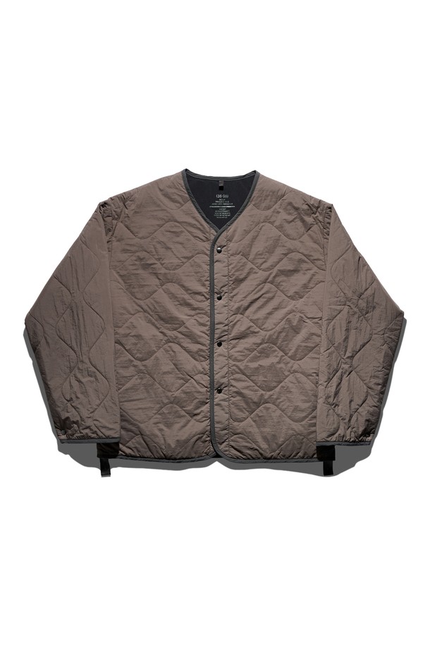 차콜 컬러의 리버시블 라이너 재킷입니다. 남녀 공용으로 착용 가능하며, 가을과 겨울에 따뜻하게 입을 수 있습니다. 베이직하고 캐주얼한 스타일로, 일상생활은 물론 출근룩, 모임룩까지 활용도가 높습니다. 부드러운 폴리에스테르 소재로 제작되어 편안한 착용감을 선사하며, 두꺼운 두께감으로 보온성을 높였습니다. 양면으로 착용 가능한 리버시블 디자인으로 다양한 스타일을 연출할 수 있습니다.
